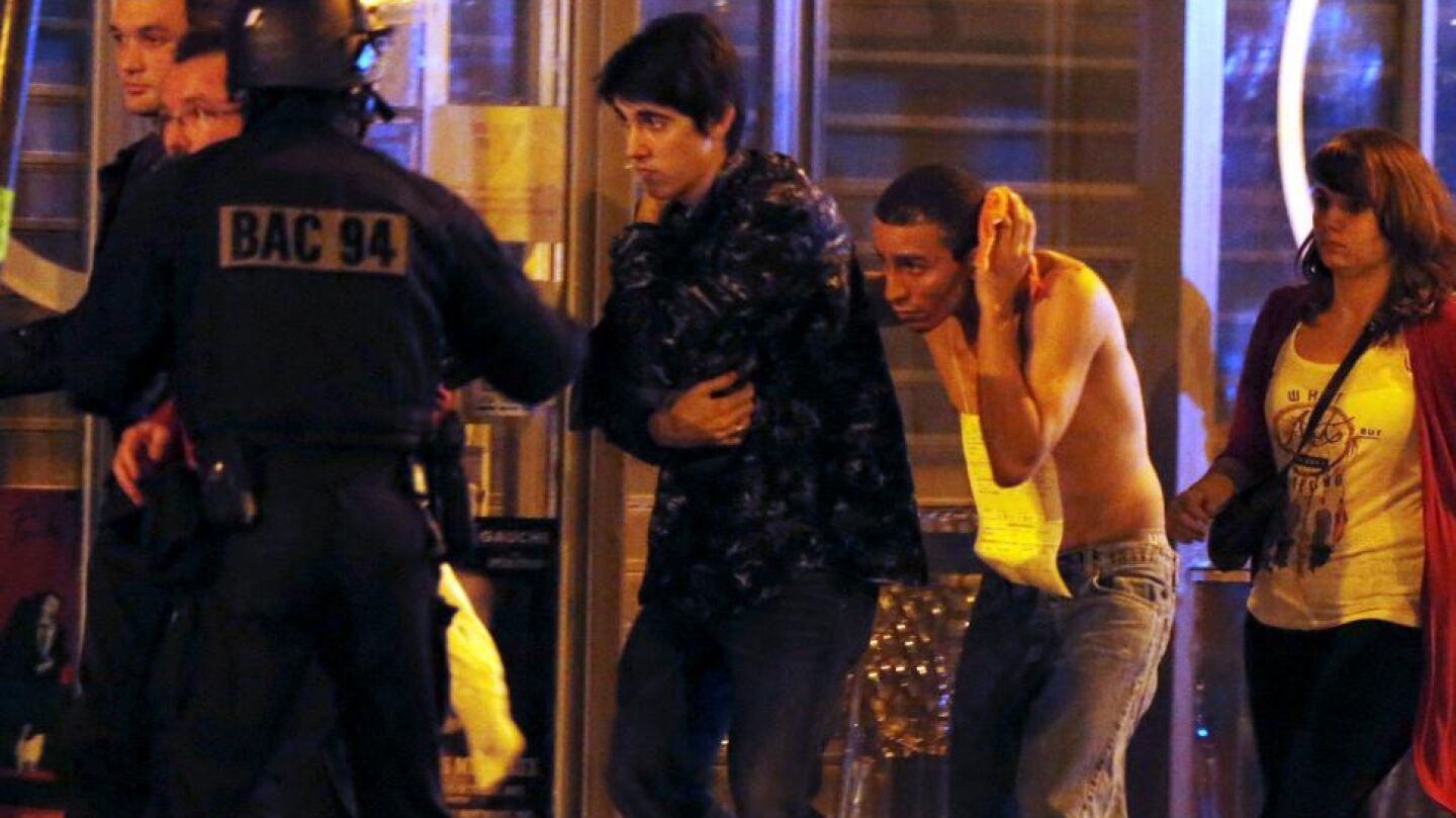 Personas y heridos siendo evacuadas