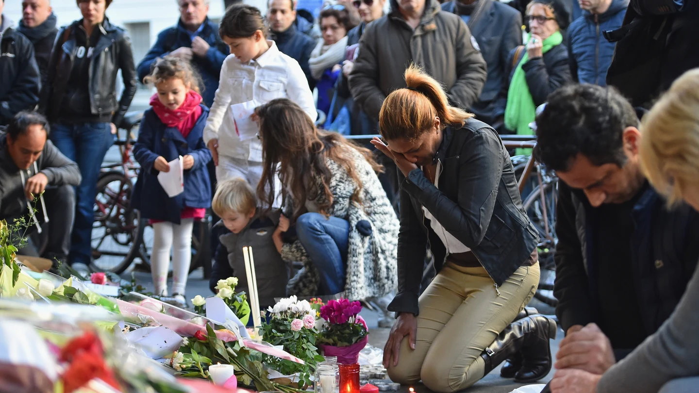 La capital francesa se llena de flores y velas La capital francesa se llena de flores y velas