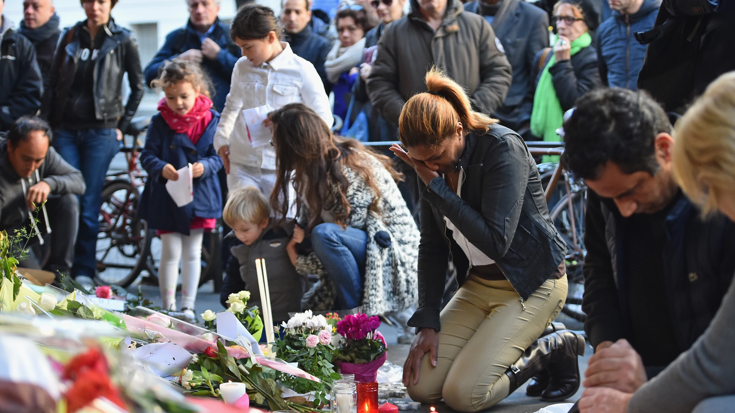 La capital francesa se llena de flores y velas La capital francesa se llena de flores y velas