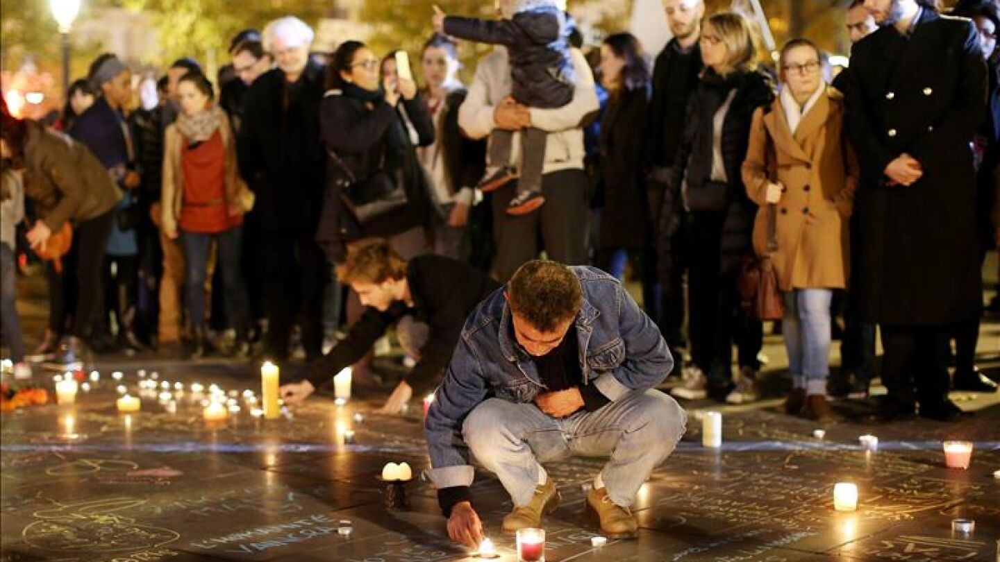 Luto en Par&iacute;s por las v&iacute;ctimas de los atentados terroristas