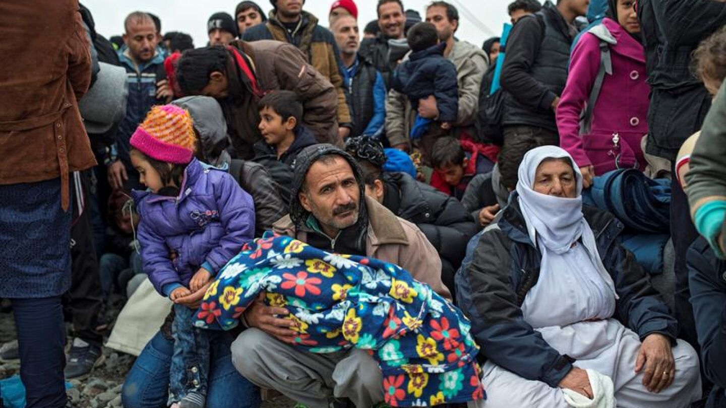 Inmigrantes bloquean las v&iacute;as para que no pasen sirios, iraqu&iacute;es y afganos