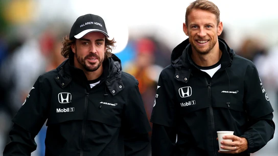 Fernando Alonso y Jenson Button en el paddock Fernando Alonso y Jenson Button en el paddock