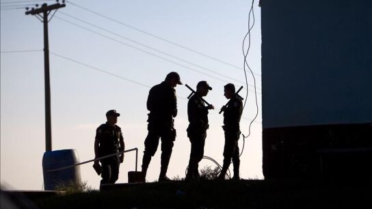 Varios polic&iacute;as en una c&aacute;rcel extranjera