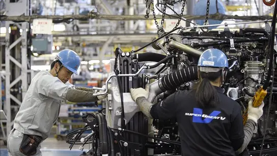 Empleados de una fábrica de coches en Japón Empleados de una fábrica de coches en Japón