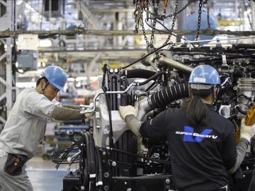 Empleados de una fábrica de coches en Japón Empleados de una fábrica de coches en Japón