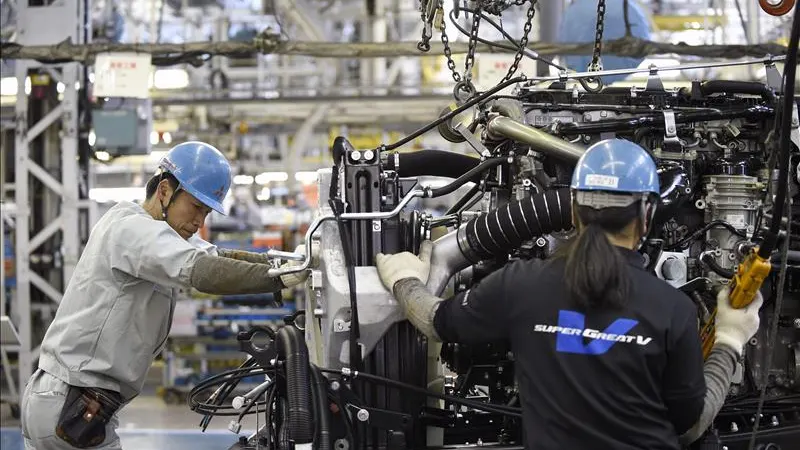 Empleados de una fábrica de coches en Japón