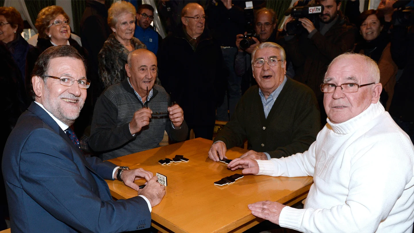 Mariano Rajoy jugando al dominó con varios jubilados de Olmedo, Valladolid Mariano Rajoy jugando al dominó con varios jubilados de Olmedo, Valladolid