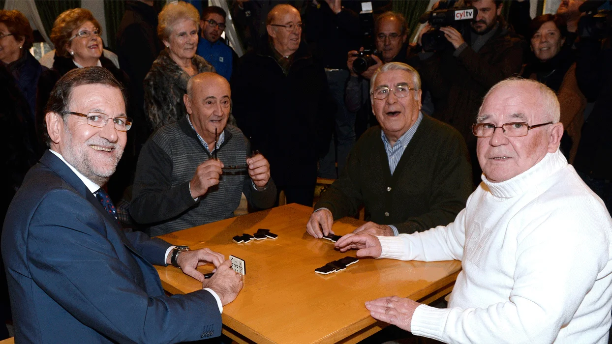 Mariano Rajoy jugando al domin&oacute; con varios jubilados de Olmedo, Valladolid