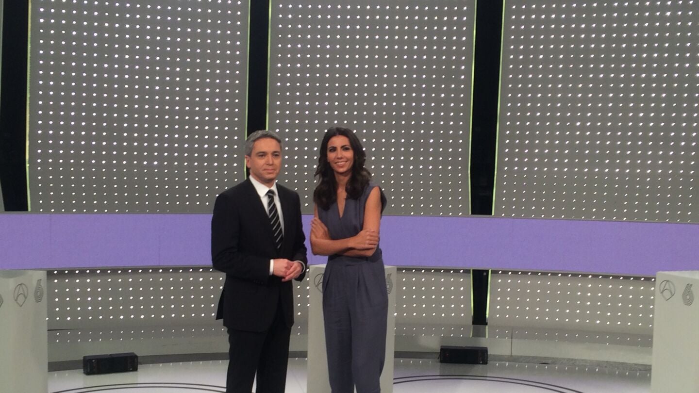 Vicente Vall&eacute;s y Ana Pastor en el plat&oacute; del debate decisivo del 7D
