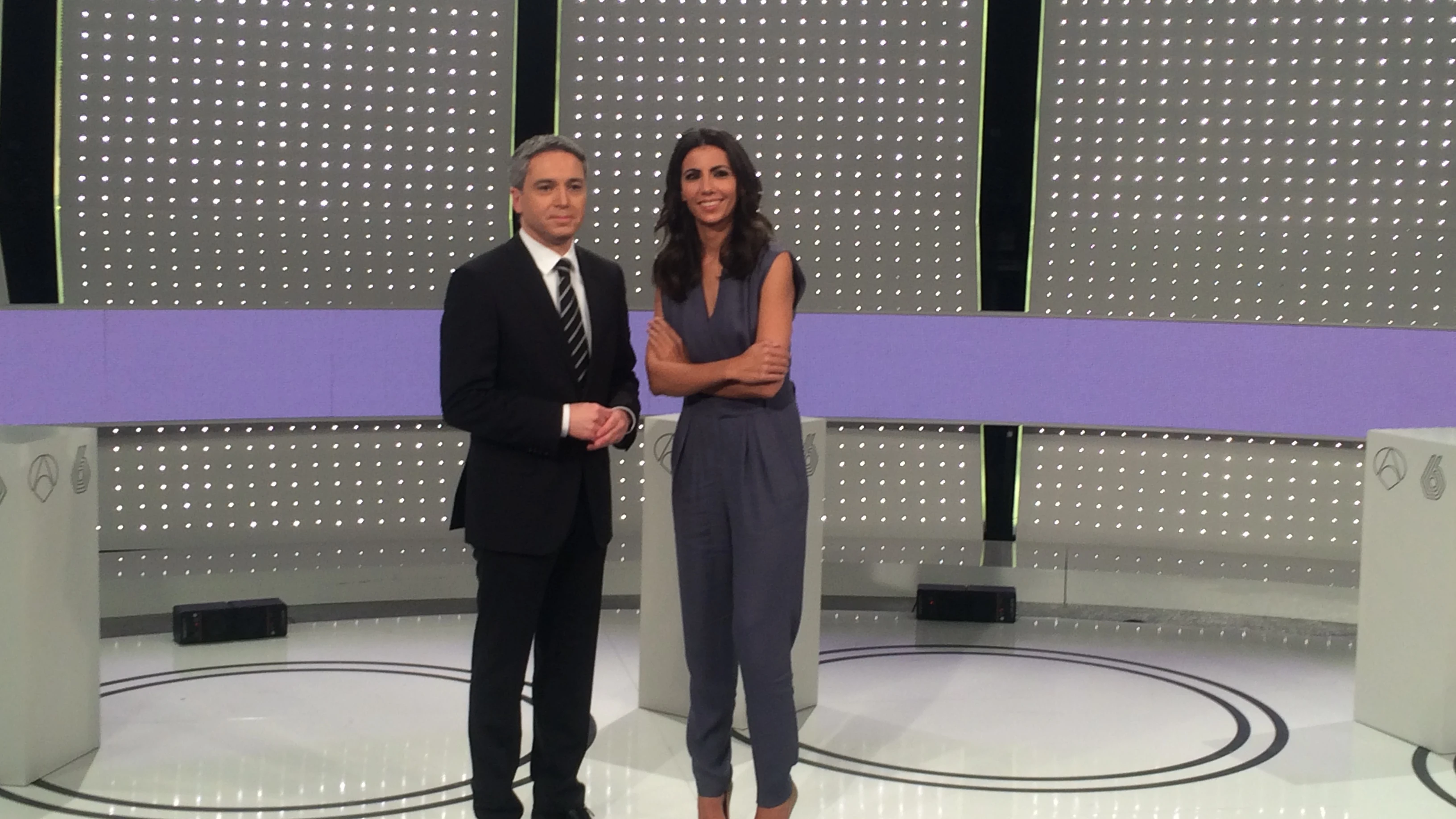 Vicente Vallés y Ana Pastor en el plató del debate decisivo del 7D