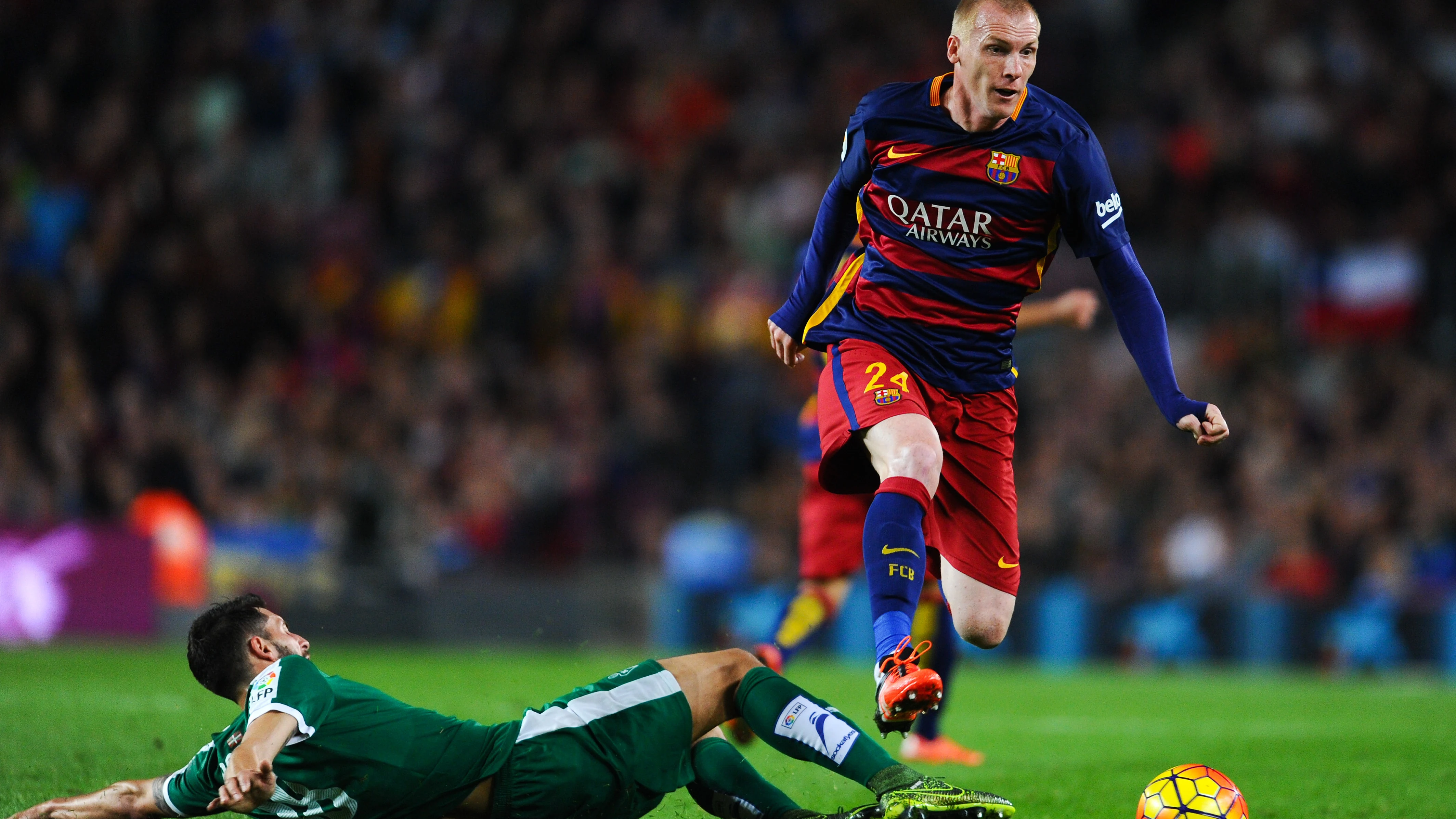 Mathieu, durante un partido con el Barcelona