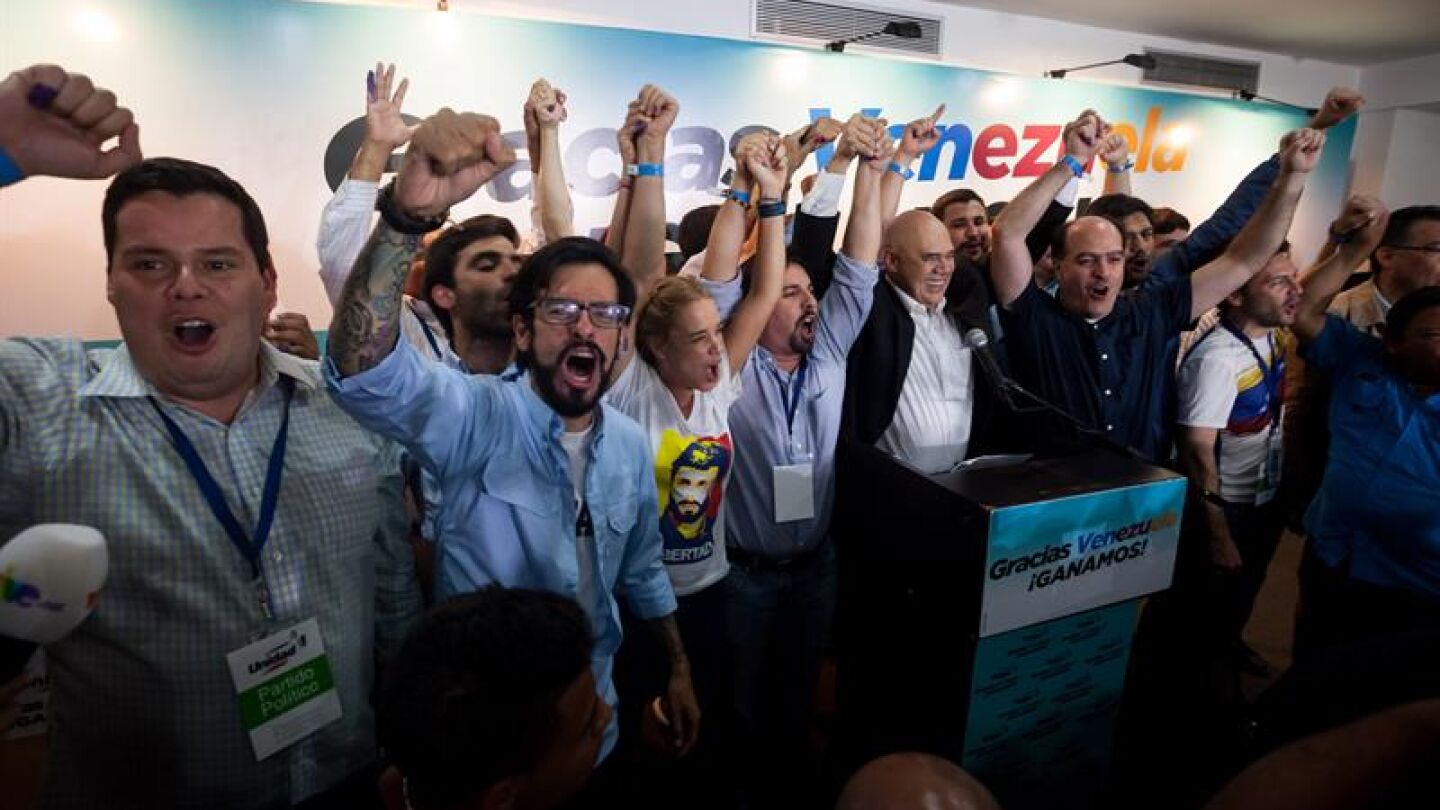 Miembros de la coalici&oacute;n opositora Mesa de Unidad Democr&aacute;tica