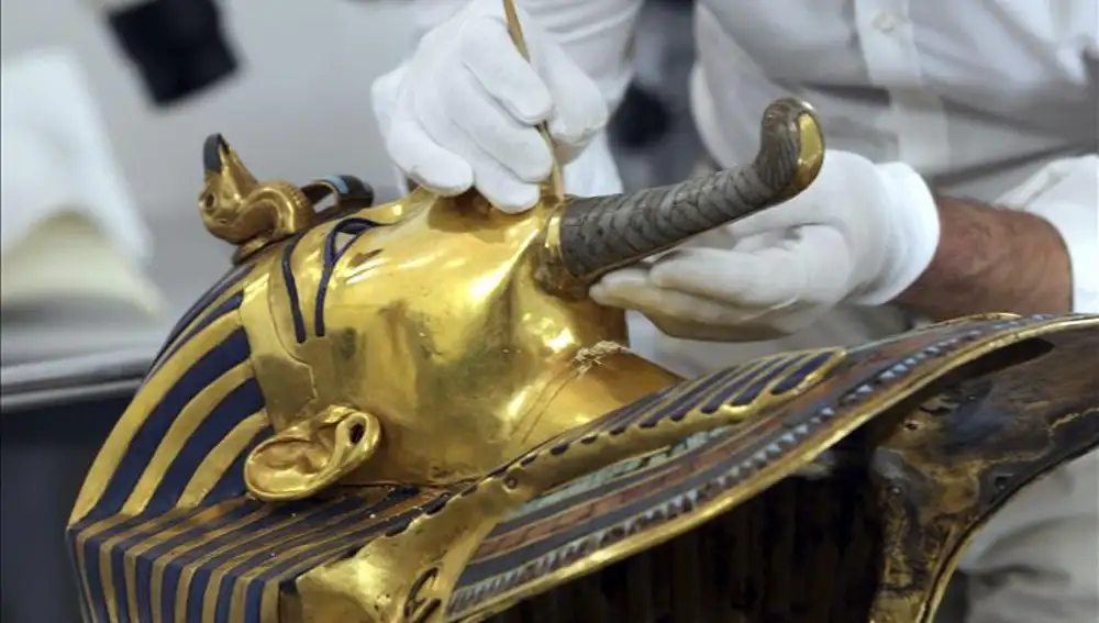 La máscara de oro del faraón Tutankamón, durante el proceso de restauración iniciado en el Museo Egipcio de El Cairo