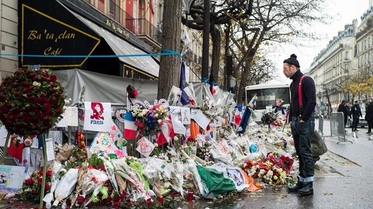 El líder de Eagles of Death Metal frente a la sala Bataclan El líder de Eagles of Death Metal frente a la sala Bataclan