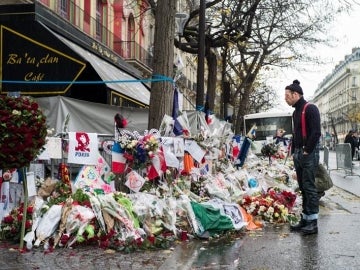 El líder de Eagles of Death Metal frente a la sala Bataclan El líder de Eagles of Death Metal frente a la sala Bataclan
