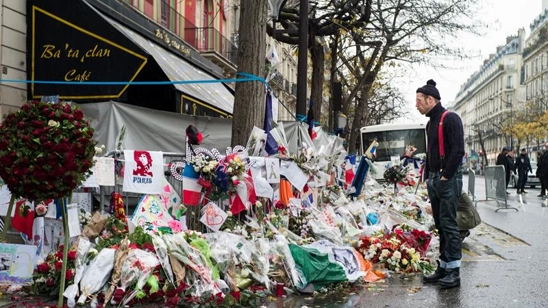 El líder de Eagles of Death Metal frente a la sala Bataclan