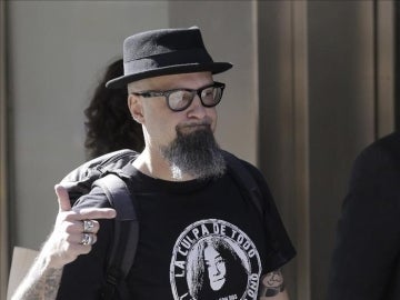El líder de Def Con Dos, César Montaña Lehmann, César Strawberry, a su salida de la Audiencia Nacional El líder de Def Con Dos, César Montaña Lehmann, César Strawberry, a su salida de la Audiencia Nacional