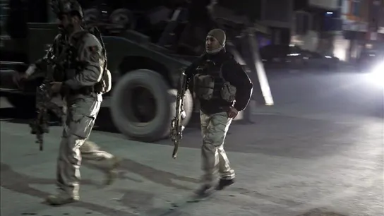 Miembros de las fuerzas de seguridad de Afganistán llegan al lugar del ataque Miembros de las fuerzas de seguridad de Afganistán llegan al lugar del ataque