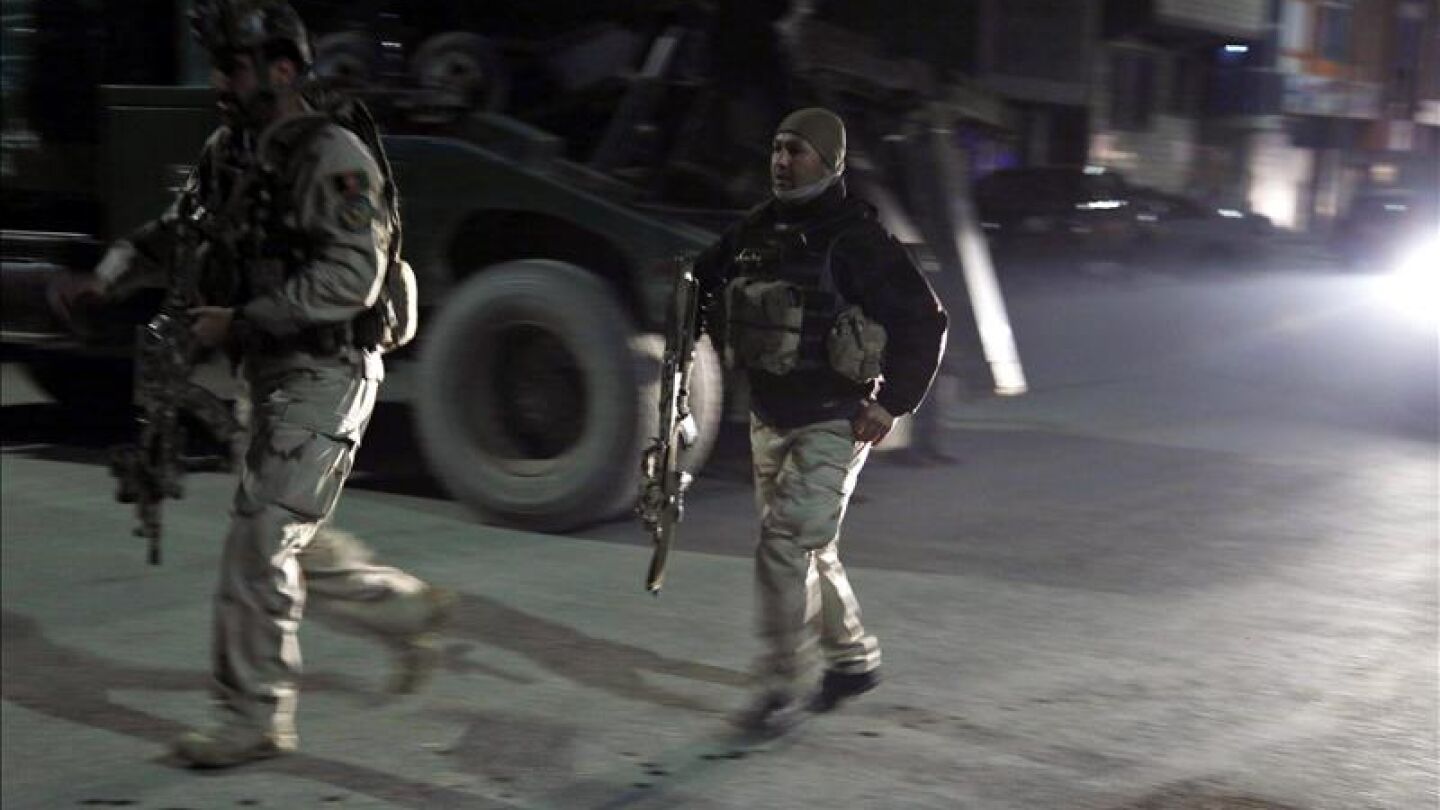 Miembros de las fuerzas de seguridad de Afganist&aacute;n llegan al lugar del ataque