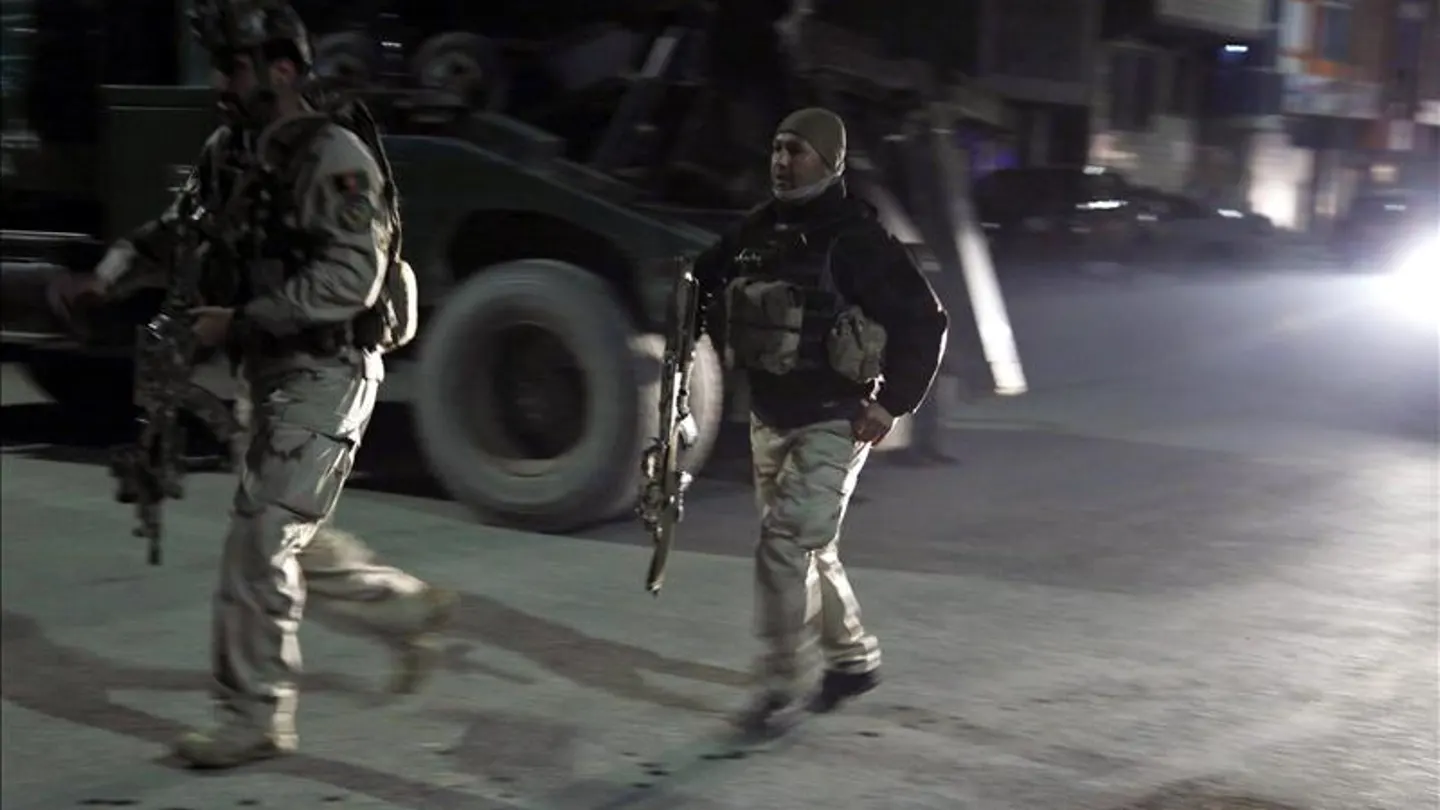 Miembros de las fuerzas de seguridad de Afganistán llegan al lugar del ataque Miembros de las fuerzas de seguridad de Afganistán llegan al lugar del ataque