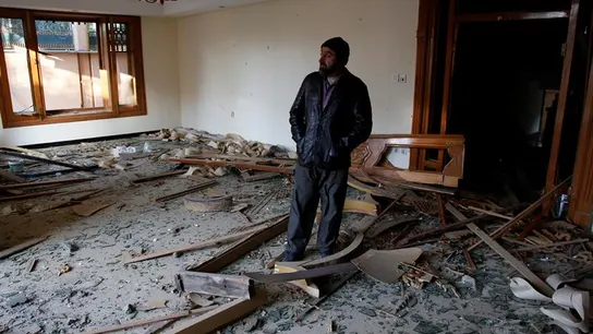 Un hombre supervisa los destrozos registrados en la embajada española de Kabul Un hombre supervisa los destrozos registrados en la embajada española de Kabul