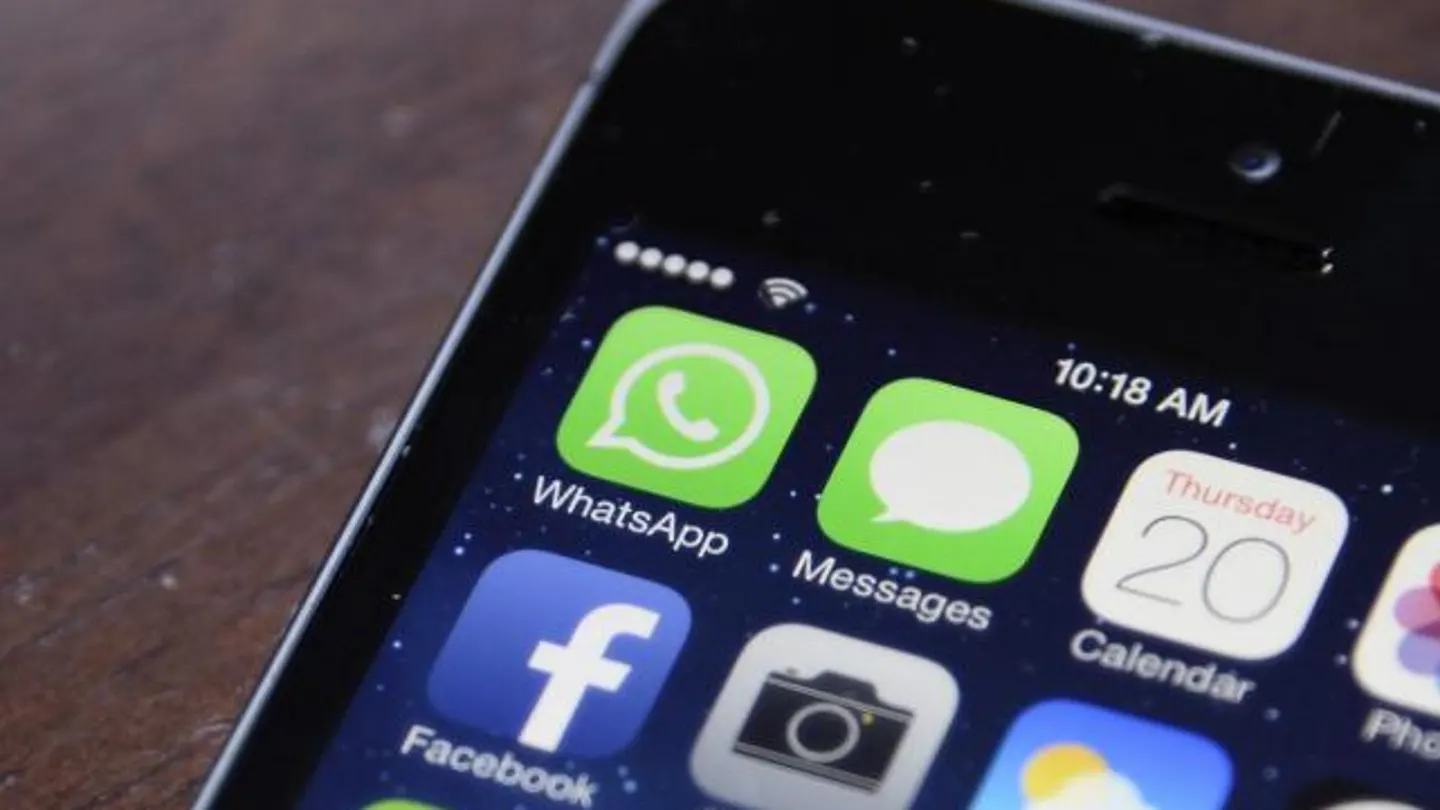 Imagen de los iconos de Facebook y WhatsApp en un teléfono móvil Imagen de los iconos de Facebook y WhatsApp en un teléfono móvil