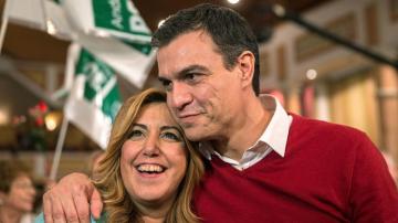 Pedro Sánchez, junto a la presidenta de la Junta de Andalucía, Susana Díaz