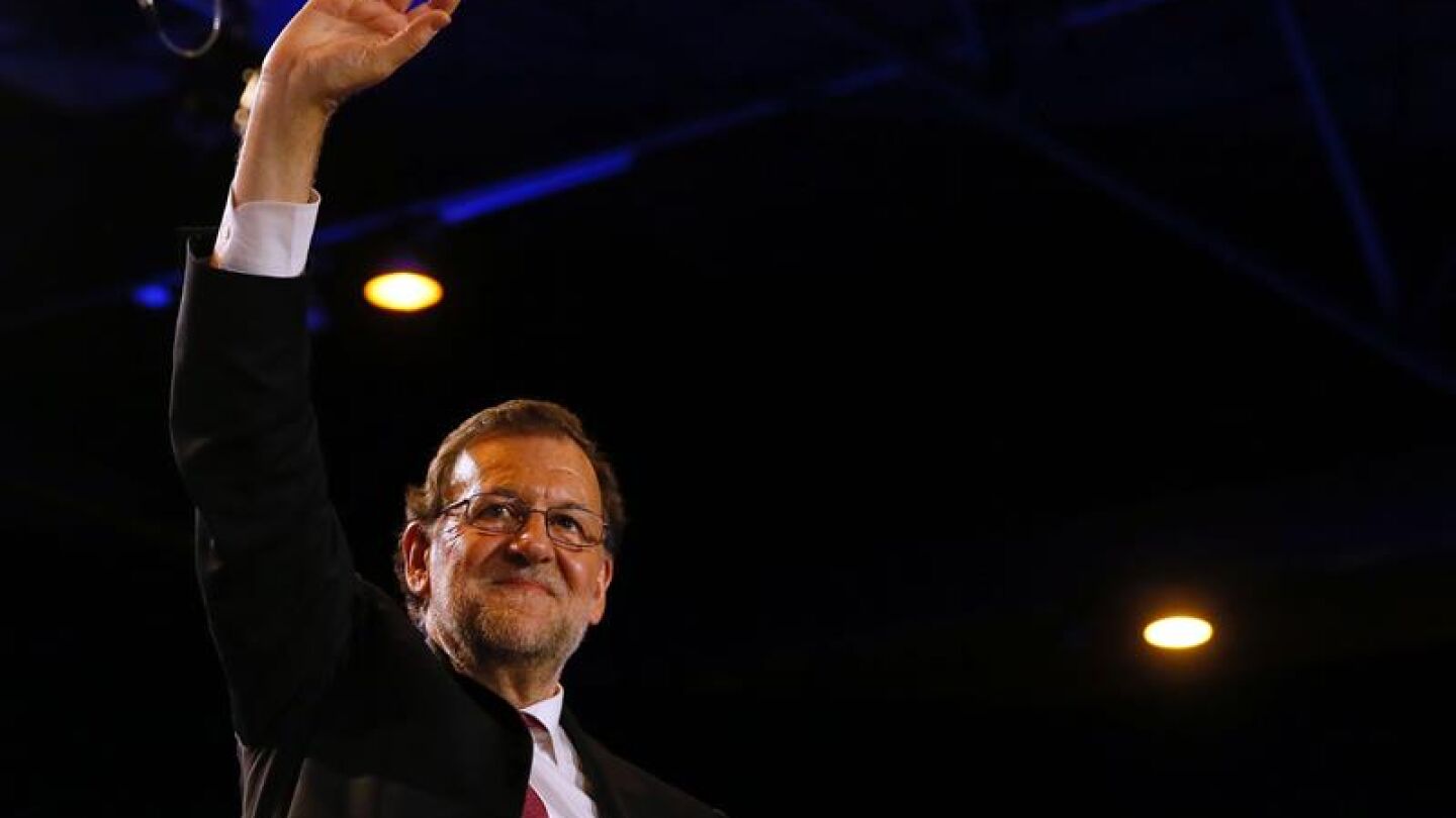 Rajoy saluda durante el acto electoral de cierre de campa&ntilde;a