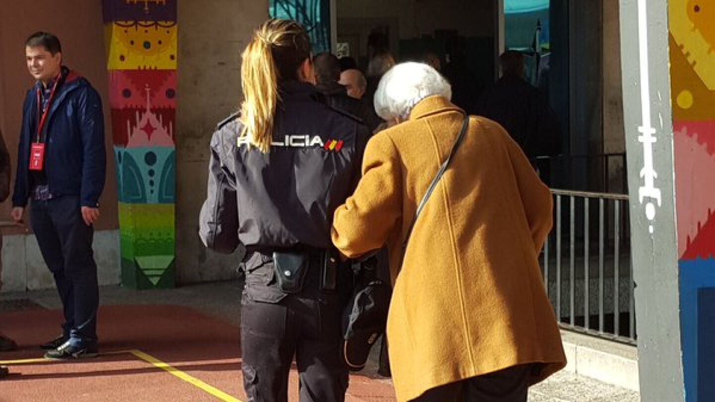 Una anciana acompa&ntilde;ada de un agente de polic&iacute;a