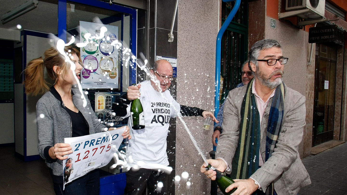 Alegría en la administración número 26 del barrio de Los Ángeles, en la ciudad de Alicante Alegría en la administración número 26 del barrio de Los Ángeles, en la ciudad de Alicante