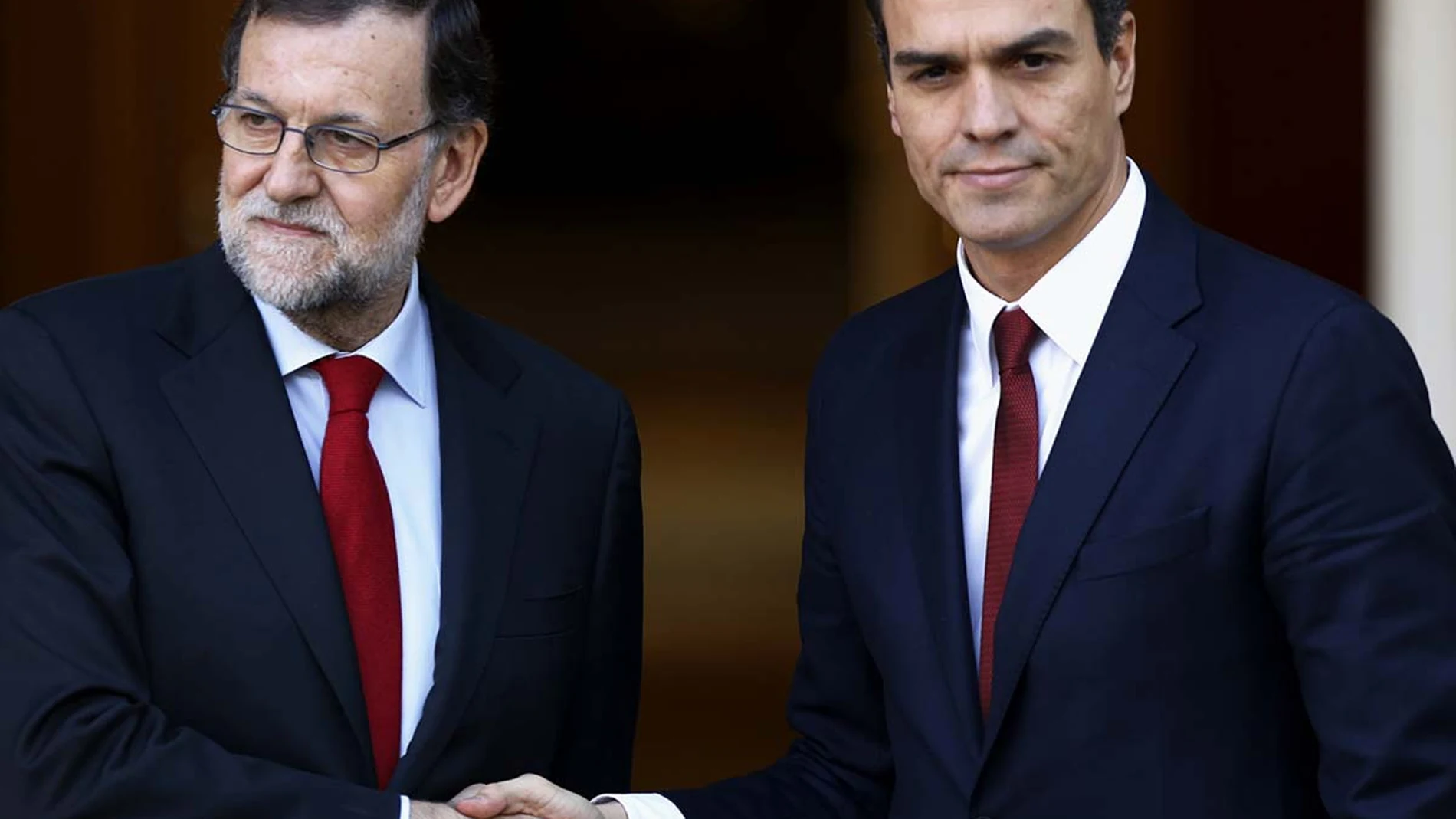 Saludo de Rajoy y Sánchez en La Moncloa (Archivo)
