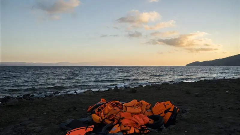 Chalecos salvavidas abandonados por los inmigrantes Chalecos salvavidas abandonados por los inmigrantes