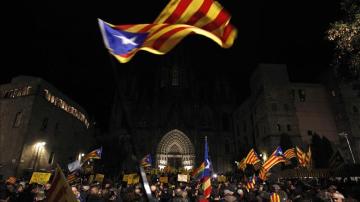 Miles de personas con banderas independentistas en Barcelona