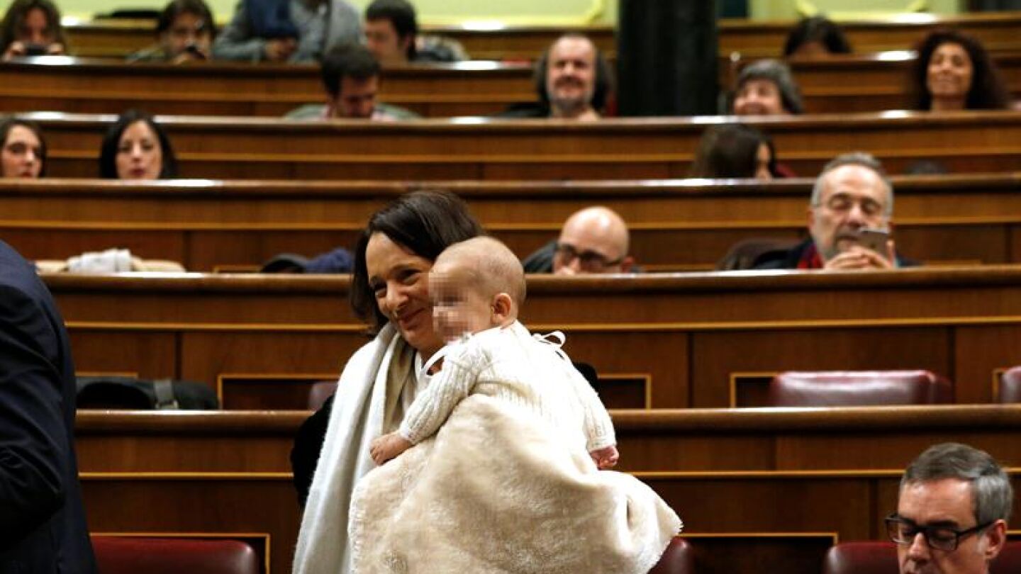 Carolina Bescansa con su beb&eacute; en el Congreso de los Diputados