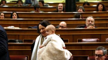 Carolina Bescansa con su bebé en el Congreso de los Diputados
