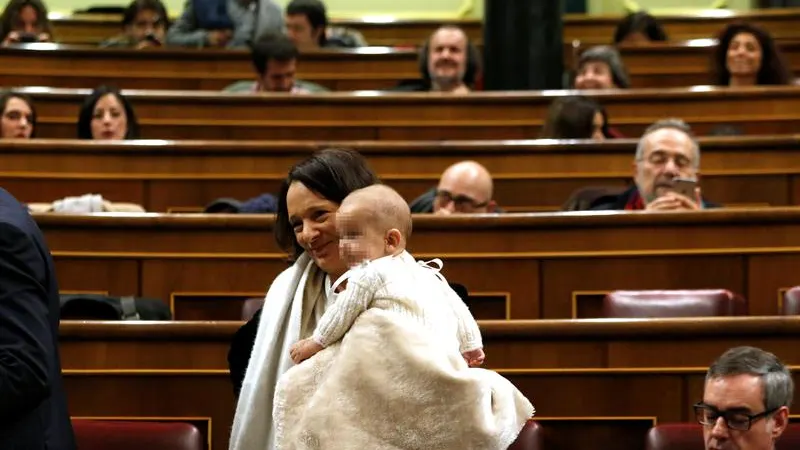 Carolina Bescansa con su bebé en el Congreso de los Diputados