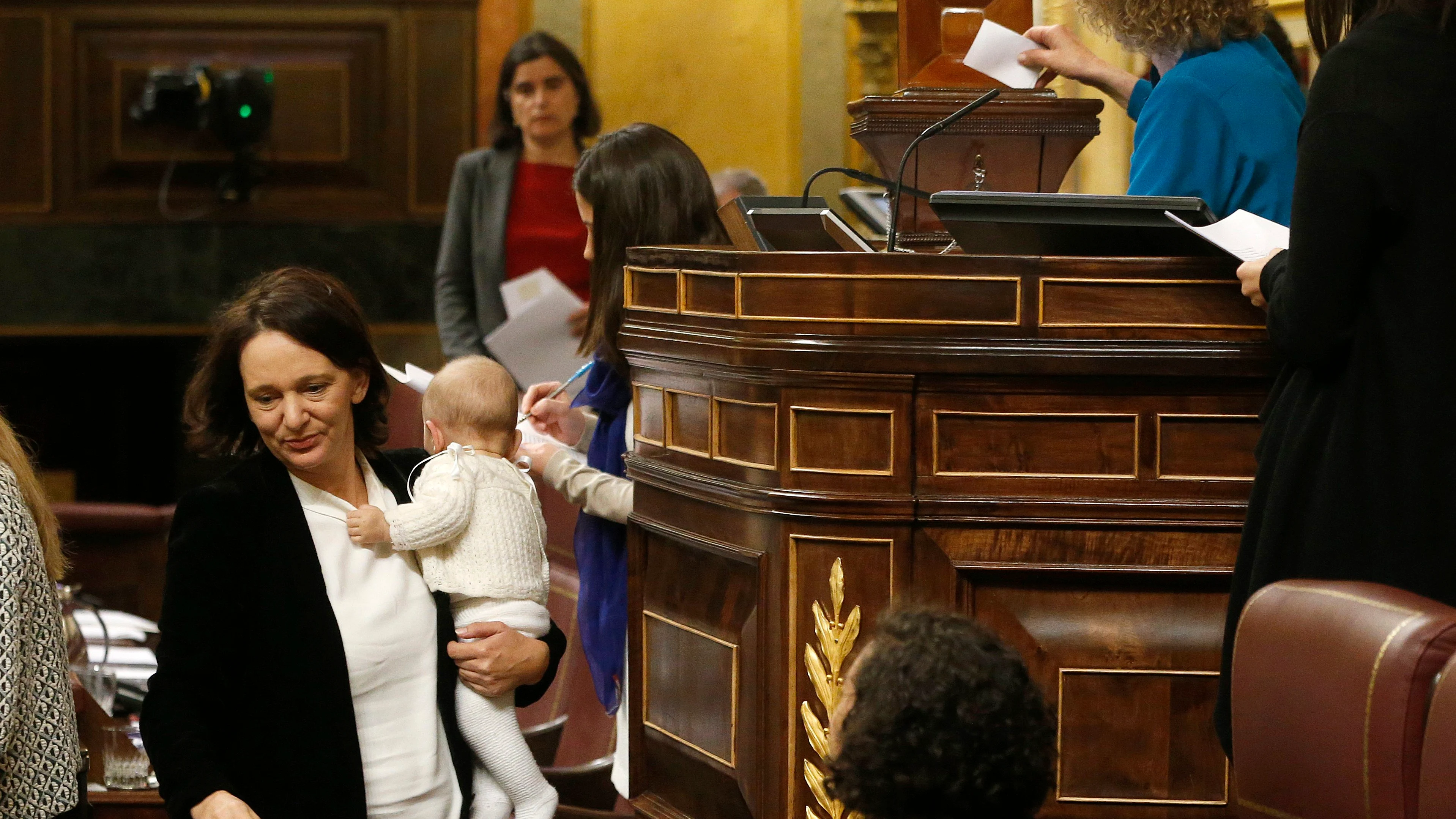 Carolina Bescansa, con su hijo en el Congreso