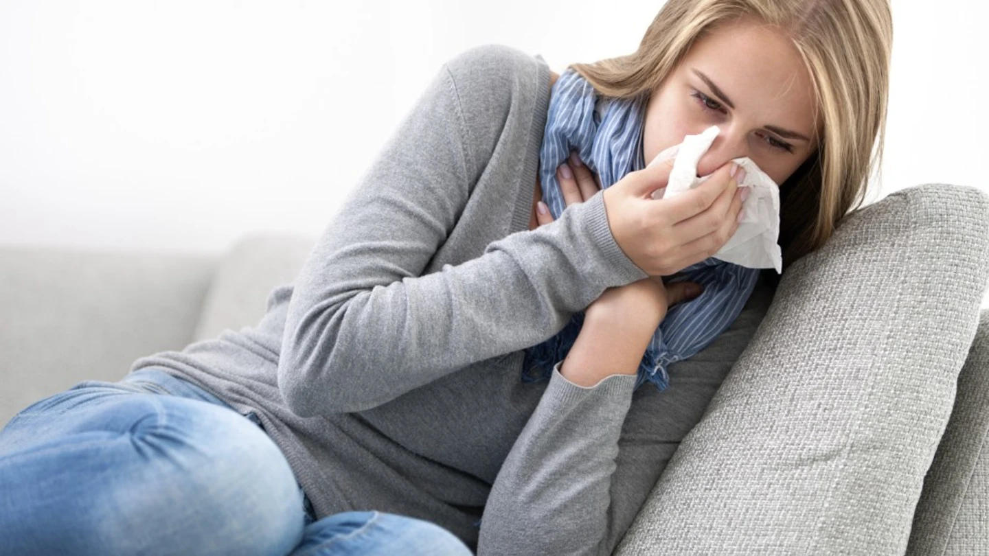Una mujer sufre la gripe Una mujer sufre la gripe