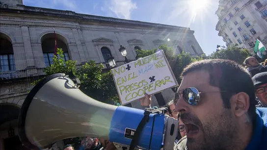 Compañeros de los bomberos detenidos en Lesbos, a las puertas de los juzgados Compañeros de los bomberos detenidos en Lesbos, a las puertas de los juzgados