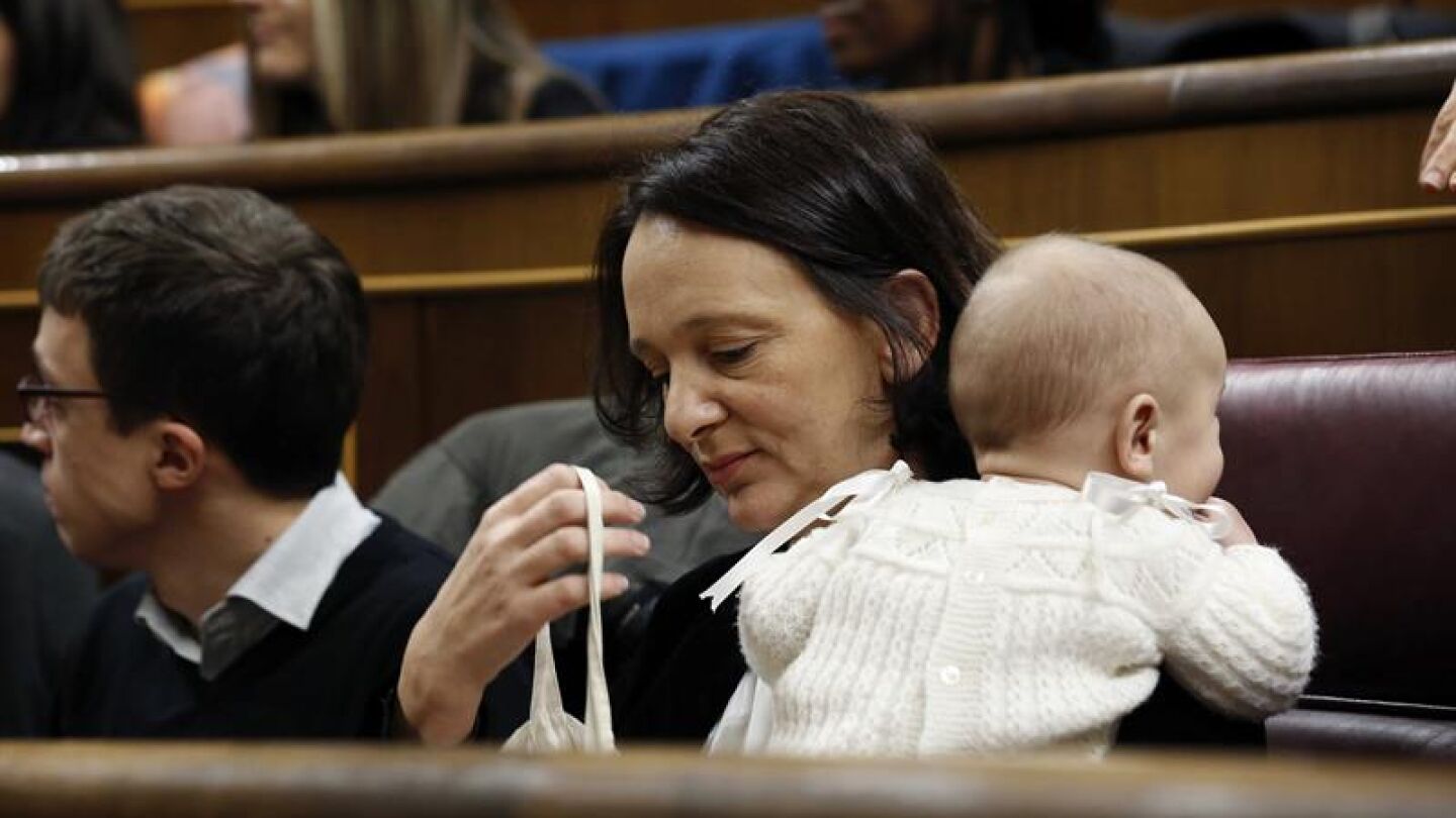 La diputada de Podemos Carolina Bescansa, con su beb&eacute;