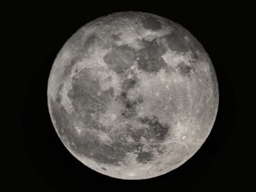 La Luna tarda lo mismo en dar una vuelta a la Tierra que en completar un giro sobre sí misma, por eso siempre nos muestra la misma cara.