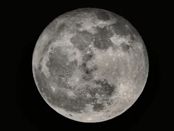 La Luna tarda lo mismo en dar una vuelta a la Tierra que en completar un giro sobre sí misma, por eso siempre nos muestra la misma cara. La Luna tarda lo mismo en dar una vuelta a la Tierra que en completar un giro sobre sí misma, por eso siempre nos muestra la misma cara.