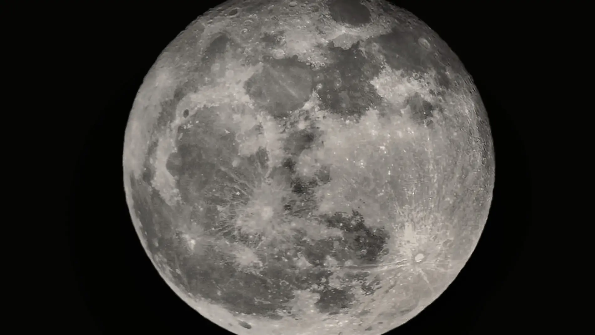 La Luna tarda lo mismo en dar una vuelta a la Tierra que en completar un giro sobre sí misma, por eso siempre nos muestra la misma cara.