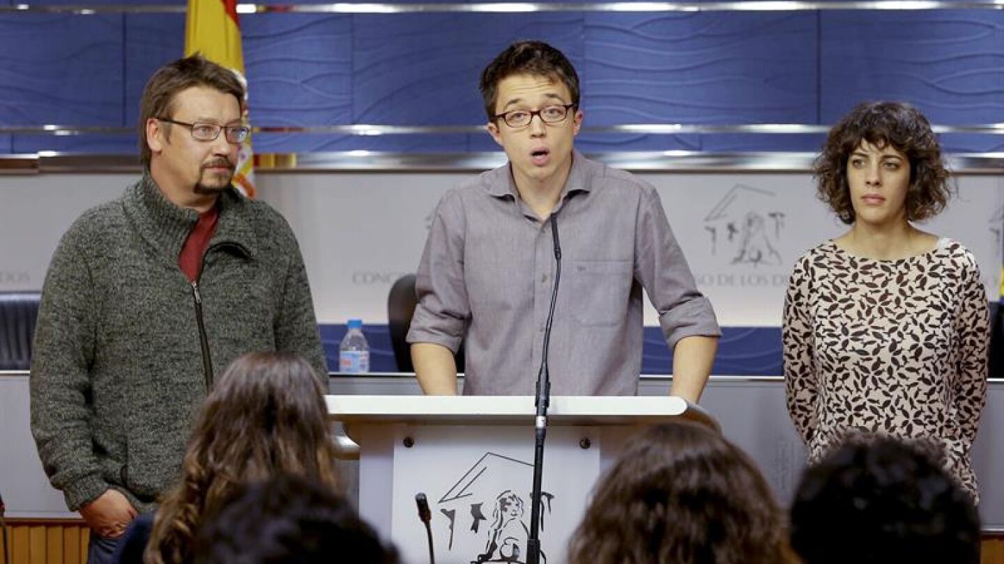 El n&uacute;mero dos de Podemos, &Iacute;&ntilde;igo Errej&oacute;n, junto a Alexandra Fern&aacute;ndez y Xavier Dom&egrave;nech 