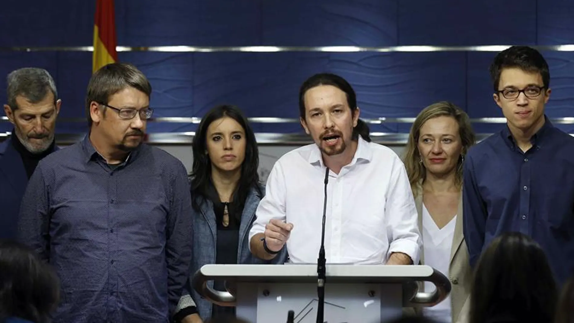 Pablo Iglesias junto a su equipo durante la rueda de prensa en el Congreso