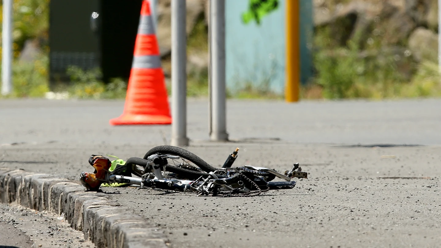 Bicicleta destrozada tras un accidente Bicicleta destrozada tras un accidente