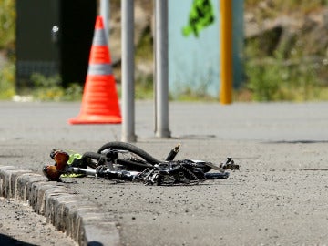 Bicicleta destrozada tras un accidente Bicicleta destrozada tras un accidente