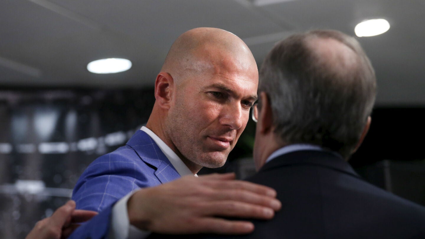 Zinedine Zidane y Florentino P&eacute;rez dialogan