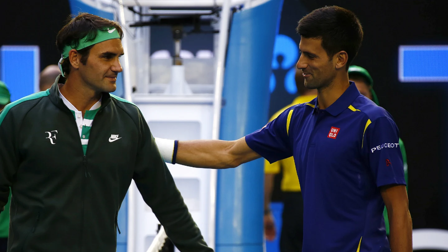 Novak Djokovic y Roger Federer se saludan antes del partido Novak Djokovic y Roger Federer se saludan antes del partido