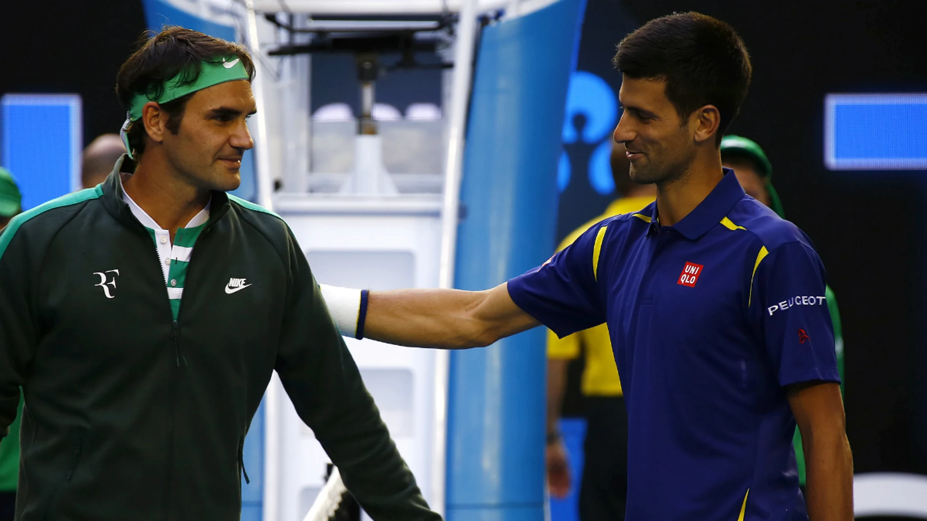 Novak Djokovic y Roger Federer se saludan antes del partido